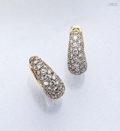 Pair of 18 kt gold ear hoops with brilliants