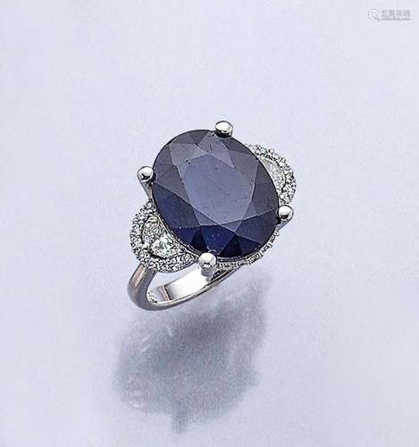 18 kt gold ring with sapphire and diamonds