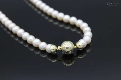 Cultured akoya pearls necklace, 14 kt gold clasp with brilli...