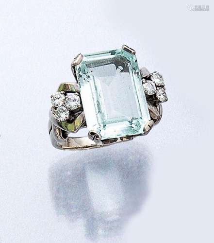 14 kt gold ring with aquamarine and brilliants