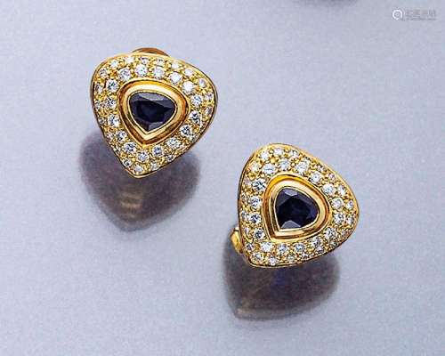 Pair of 18 kt gold earrings with sapphires and brilliants
