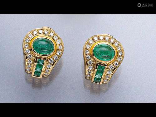 Pair of 18 kt gold earrings with emeralds and brilliants