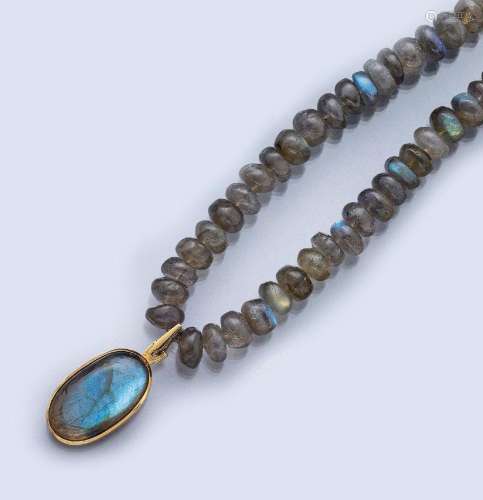 Pendant with chain made of labradorite