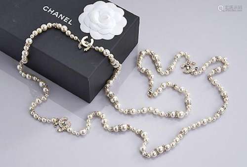 Extra-long CHANEL imitation pearl necklace with rhine stones