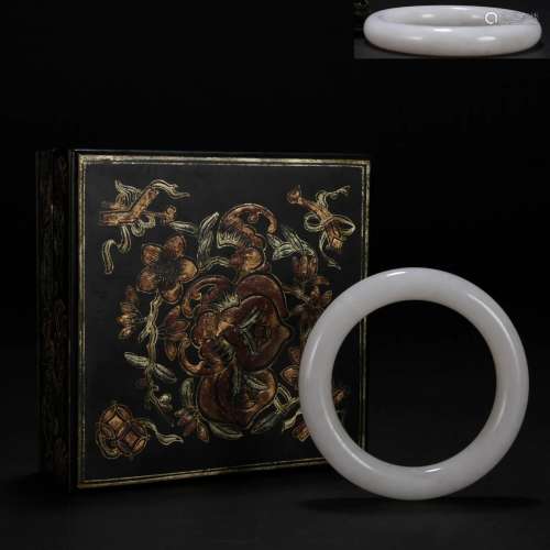 CHINESE WHITE JADE BANGLE IN LACQUER SQUARE CASE