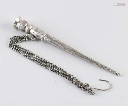 Silver knitting sheath with chain