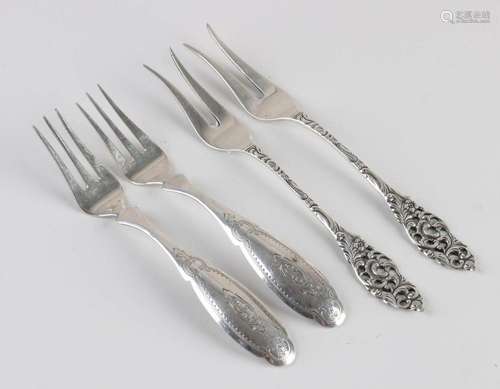 Two pairs of antique forks (4 pcs.)