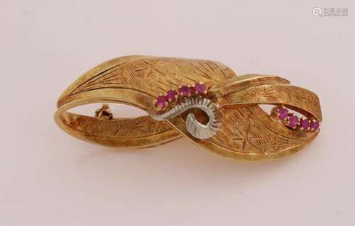 Yellow gold brooch with rubies