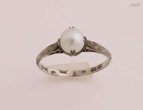 White gold ring with pearl