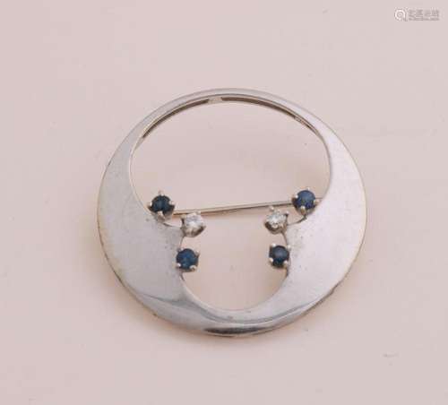 White gold brooch with sapphire