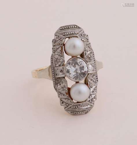 Gold ring with diamond and pearl