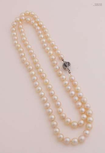 Pearl necklace with white gold lock