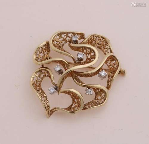 Gold brooch with diamond