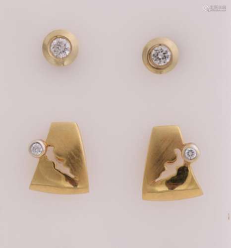 2 Pairs of gold stud earrings