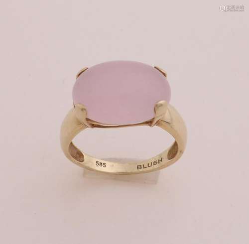 Gold ring with rose quartz