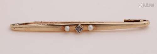 Gold brooch with diamond and pearl