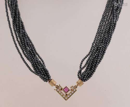 Hematite necklace with gold lock