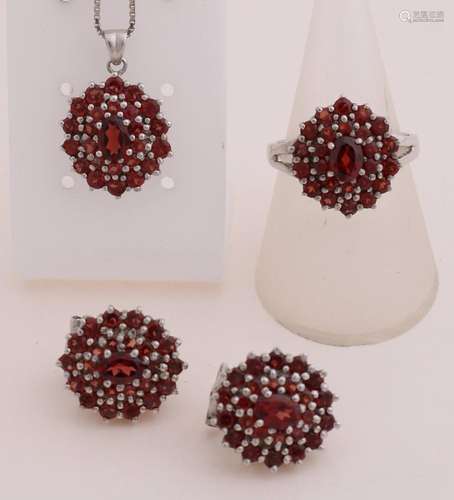 Set of silver jewelry with garnet