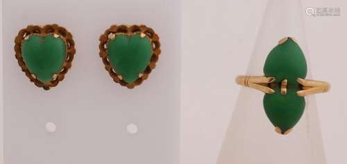 Gold ring and earrings with jade