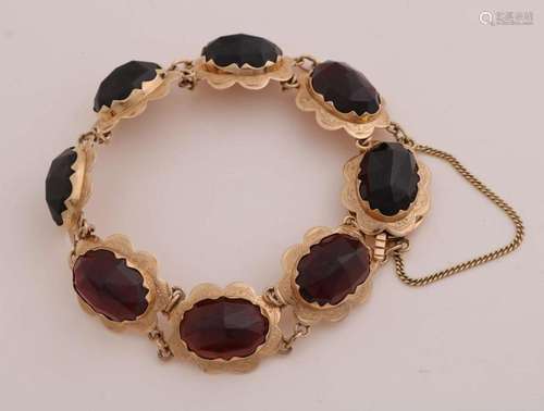 Gold bracelet with garnet