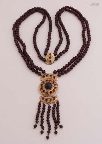 Necklace with garnet and gold