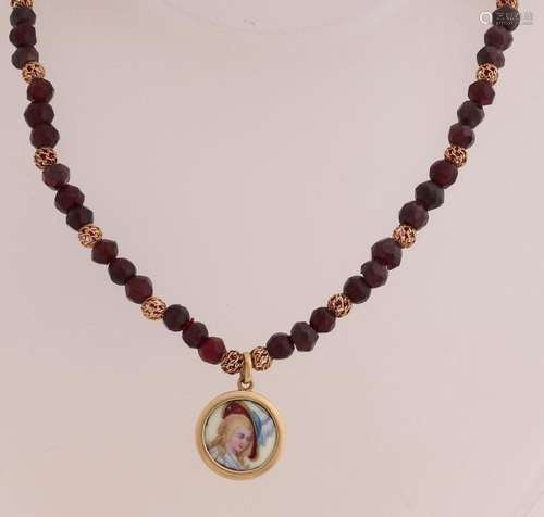 Necklace with garnets and gold pendant