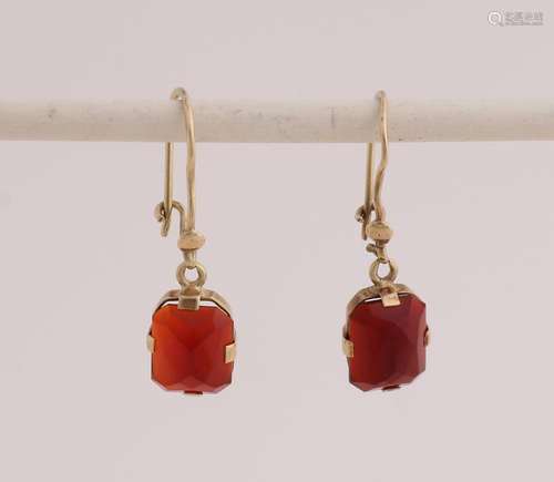 Gold earring with carnelian