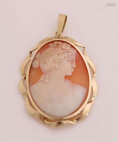 Gold pendant with cameo