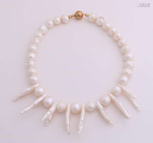 Pearl necklace with gold