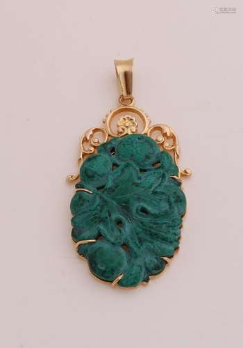 Gold pendant with malachite