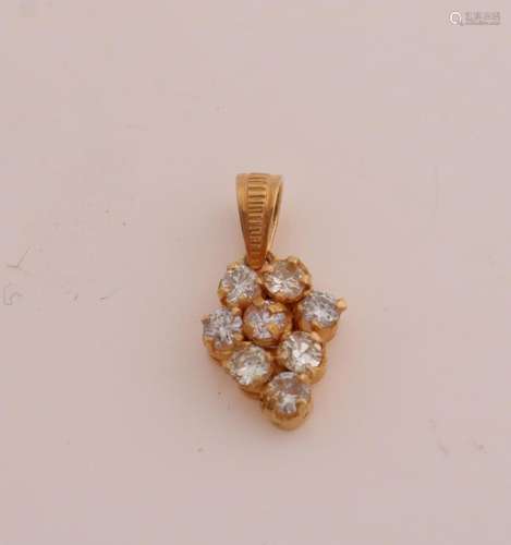 Gold pendant with diamond in the shape of a cluster