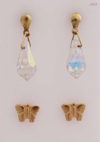 2 Pairs of gold earrings