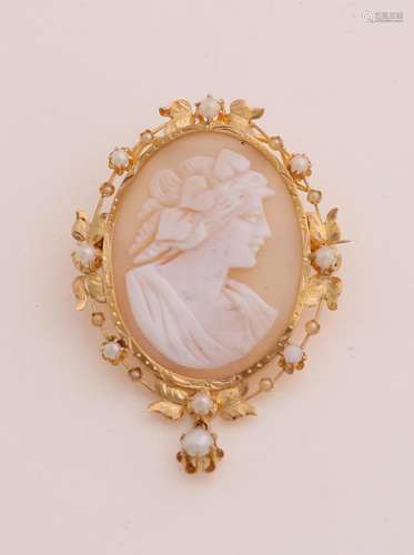 Gold cameo brooch with pearls