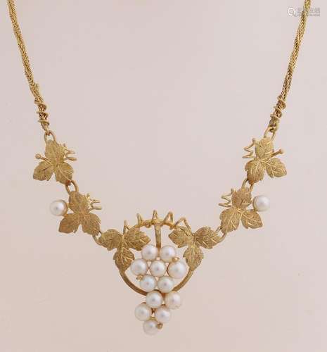 Necklace with pearls