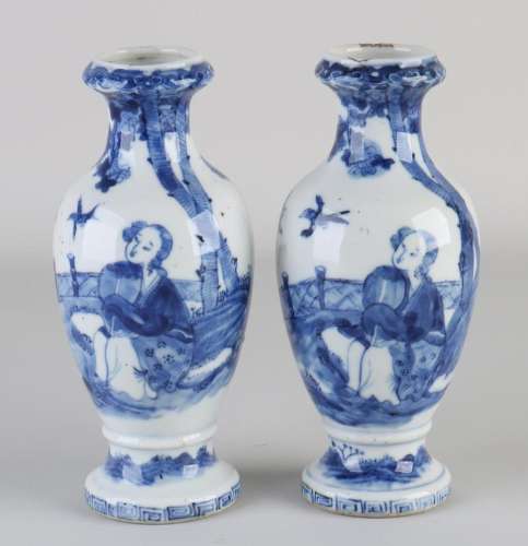 Two Chinese vases, H 16 cm.