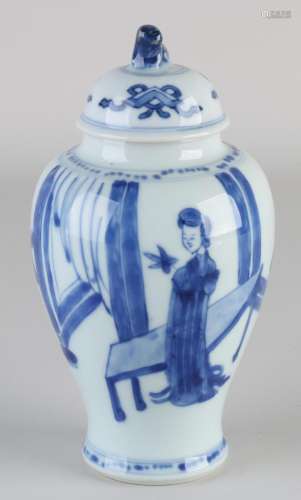 17th - 18th century Kang Xi vase with lid, H 17 cm.