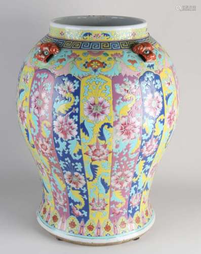 Large Chinese vase, Ø 34 cm.