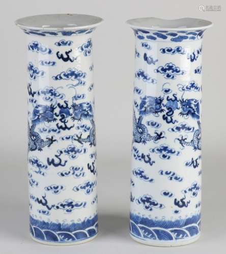 Two Chinese dragon vases, H 25.5 cm.