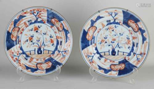 Two 18th century Chinese Imari plates Ø 25 cm.