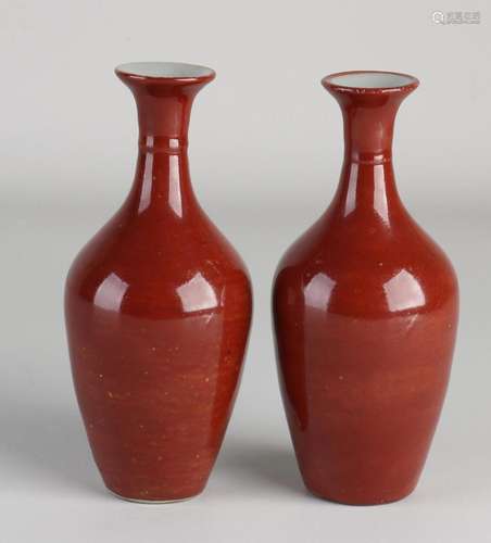 2x Sang de boeuf vase, H 15 cm.