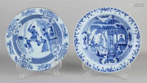 Two 17th - 18th century Chinese plates, Ø 21 - 22 cm.