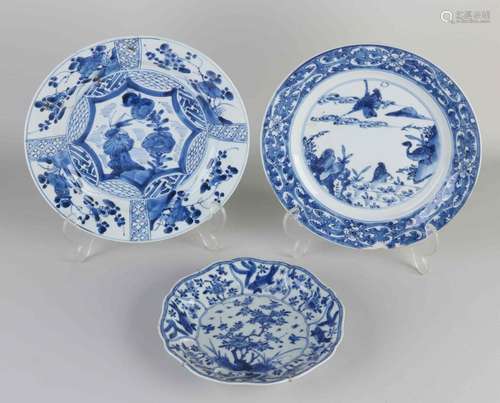 Three Kang Xi plates Ø 17 - 22 cm.