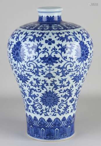 Chinese Mei Ping vase, H 36.5 cm.