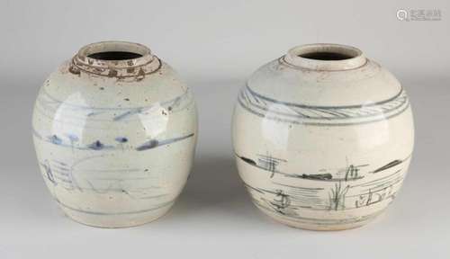 Two 18th century ginger jars Ø 17 cm.