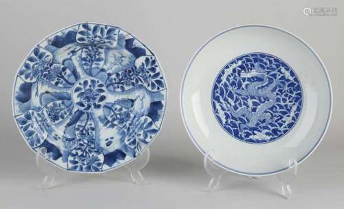 Two Chinese plates Ø 21-22 cm.