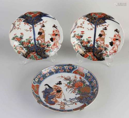 Three Japanese plates Ø 22-28 cm.