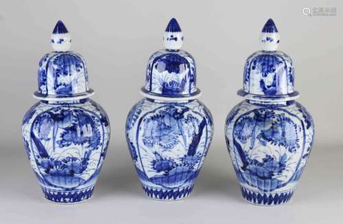 Three Japanese Imari vases with lids, H 31 cm.