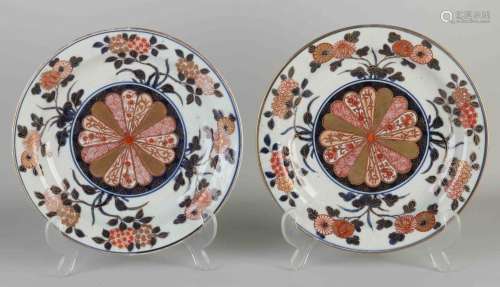 Two 18th century Japanese plates Ø 22 cm.