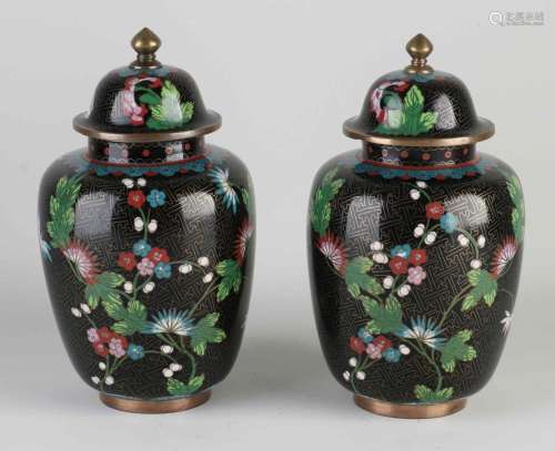 Two Japanese cloisonné vases with lids, H 25 cm.