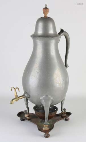 Large pewter taps jug + stove, H 50 cm.